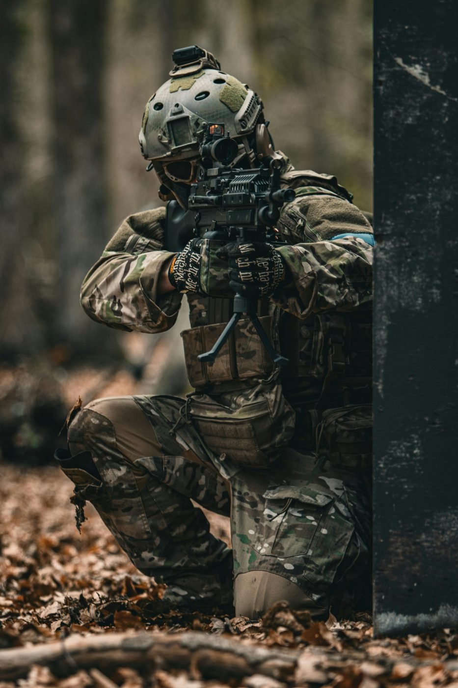 Soldado táctico equipado con material militar